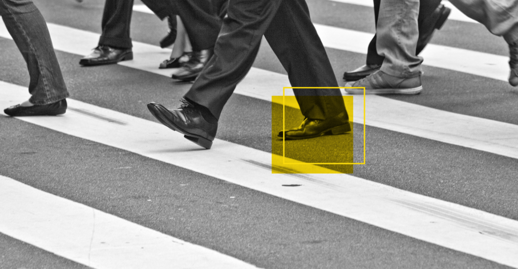 Pedestre atravessando faixa de segurança na rua