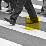 Pedestre atravessando faixa de segurança na rua